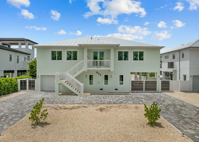 Emerald Oasis Deluxe Waterfront Gem, Heated Pool With Dock