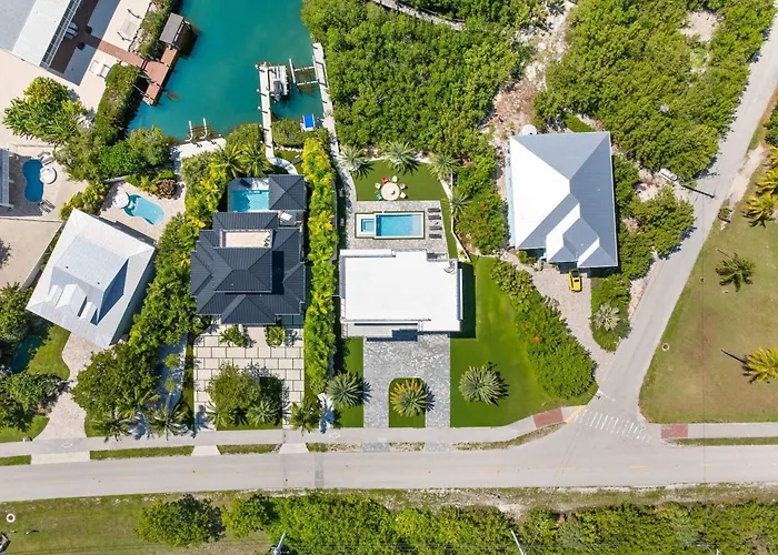 Ocean Muse - Lux Waterfront Escape - Pool - Dock