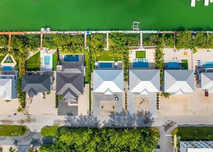 Emerald Oasis Deluxe Waterfront Gem, Heated Pool With Dock